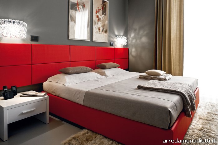 Seipersei-camera-hotel-matrimoniale-letto-rosso-big